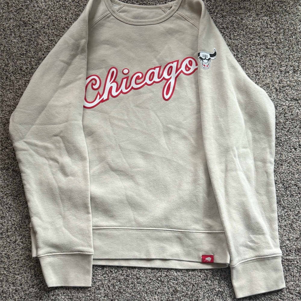Sportiqe Chicago Bulls Size M women’s cream Pullover Sweatshirt Comfy SMALL - Picture 2 of 12